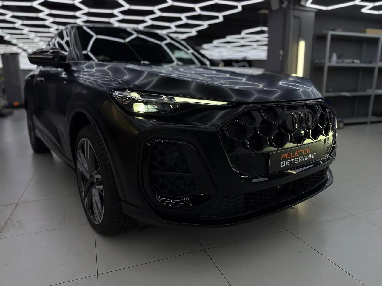 Оклейка Audi Q5 в сатиновую полиуретановую пленку 200 мкм: шелковый финиш и надежная защита